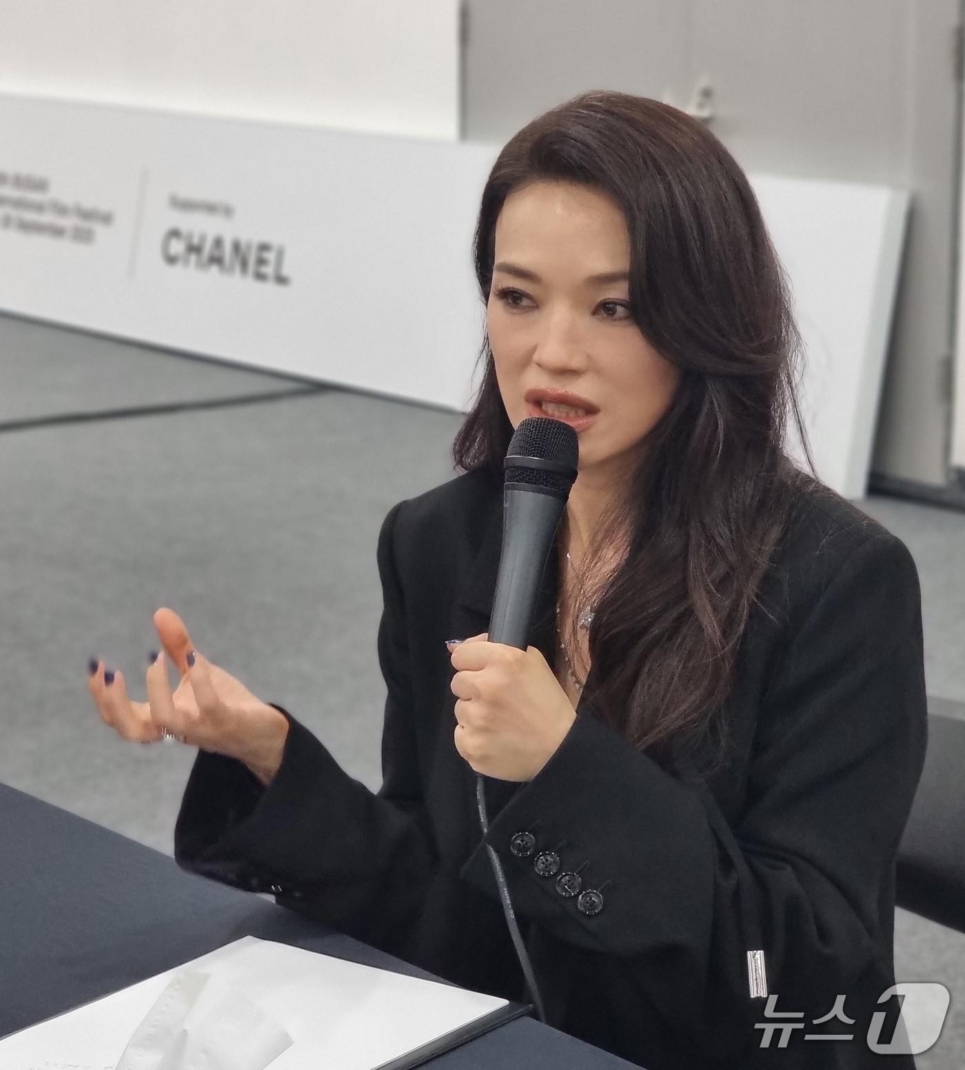 본문 이미지 - 26일 부산 해운대구 영화의전당에서 열린 제30회 부산국제영화제 폐막식에서 대만 배우 서기가 감독상을 수상한 뒤 기자들과 인터뷰를 하고 있다. 2025.9.26/뉴스1 ⓒ News1 임순택 기자