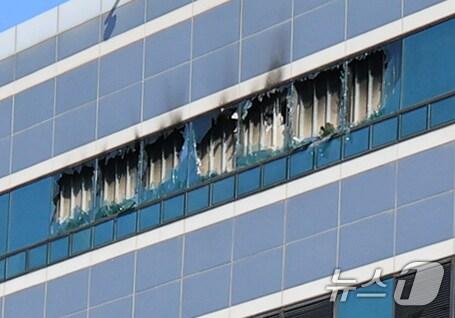 본문 이미지 - 27일 오전 대전 유성구 국가정보자원관리원 화재현장의 모습. 전산 자원을 통합 관리하는 행정안전부 산하 국가정보자원관리원에서 지난 26일 오후 배터리 교체 작업 중 화재가 발생, 정부 온라인 서비스 70개가 마비됐다. 2025.9.27/뉴스1 ⓒ News1 김진환 기자