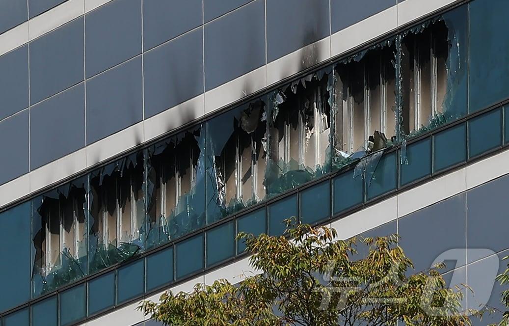 본문 이미지 - 27일 오전 대전 유성구 국가정보자원관리원 화재현장의 모습. 전산 자원을 통합 관리하는 행정안전부 산하 국가정보자원관리원에서 지난 26일 오후 배터리 교체 작업 중 화재가 발생, 정부 온라인 서비스 70개가 마비됐다. 2025.9.27/뉴스1 ⓒ News1 김진환 기자