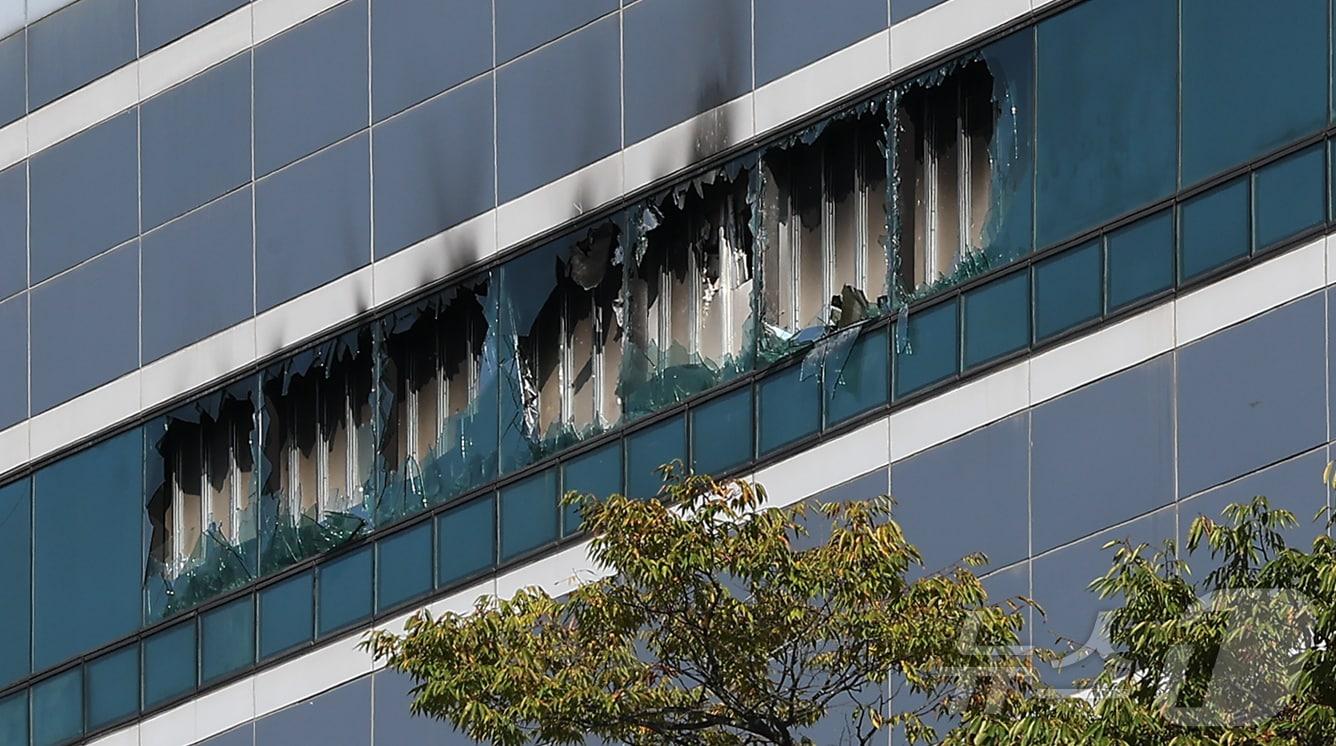 본문 이미지 - 27일 오전 대전 유성구 국가정보자원관리원 화재현장의 모습. 전산 자원을 통합 관리하는 행정안전부 산하 국가정보자원관리원에서 지난 26일 오후 배터리 교체 작업 중 화재가 발생, 정부 온라인 서비스 70개가 마비됐다. 2025.9.27/뉴스1 ⓒ News1 김진환 기자