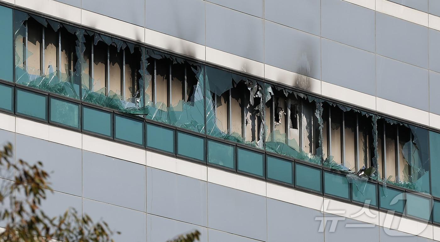 27일 오전 대전 유성구 국가정보자원관리원 화재현장의 모습. 전산 자원을 통합 관리하는 행정안전부 산하 국가정보자원관리원에서 지난 26일 오후 배터리 교체 작업 중 화재가 발생, 정부 온라인 서비스 70개가 마비됐다. 2025.9.27/뉴스1 ⓒ News1 김진환 기자