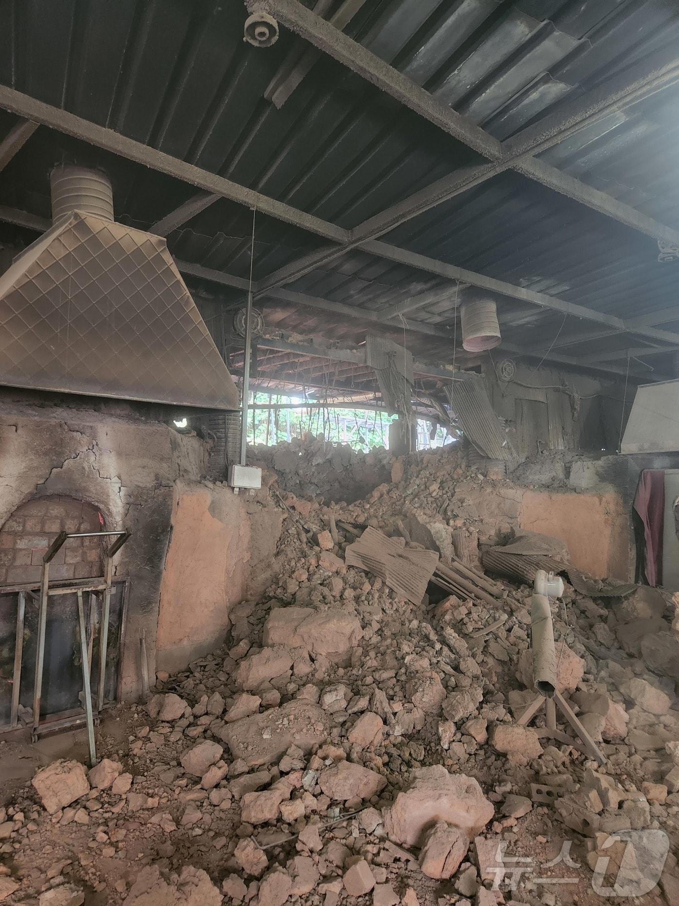 본문 이미지 - 27일 경기 장흥면 숯가마 사우나에서 LPG 폭발 사고가 발생했다. 이 사고로 60대 남성과 70대 남성, 50대 여성 등 3명이 중상을 입고 병원으로 옮겨졌고, 25명이 경상을 입었다. 사진은 이날 가스 폭발 화재 현장. (경기북부소방재난본부 제공. 재판매 및 DB금지) 2025.9.27/뉴스1 ⓒ News1 배수아 기자