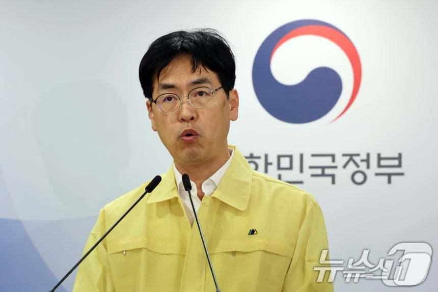 본문 이미지 - 김민재 행정안전부 차관이 27일 오전 서울 종로구 정부서울청사에서 국가정보자원관리원 화재 관련 브리핑을 하고 있다. 2025.9.27/뉴스1