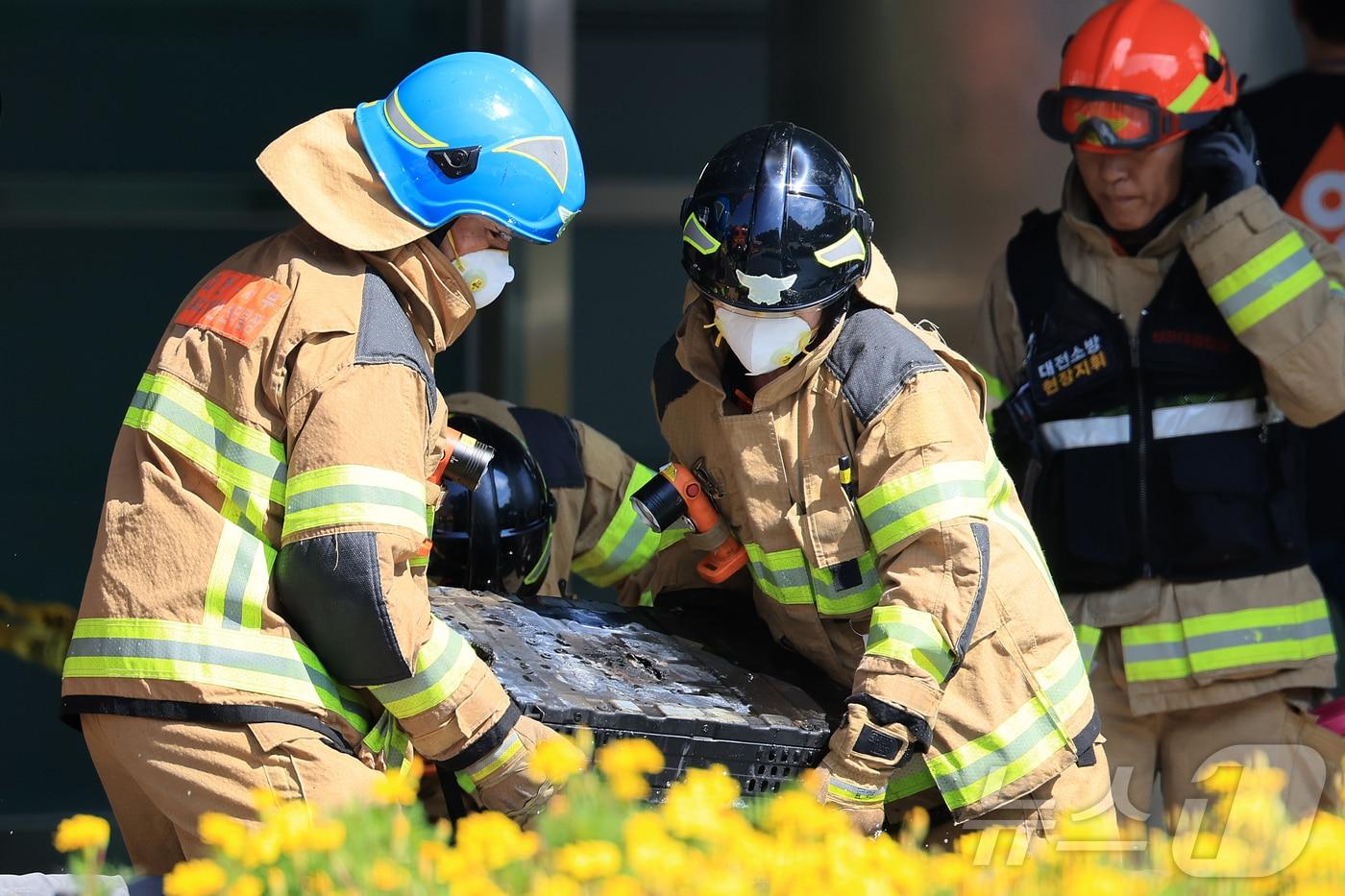 27일 오전 대전 유성구 국가정보자원관리원 화재현장에서 소방당국 관계자들이 소실된 리튬이온배터리에 대한 반출 작업을 하고 있다. 2025.9.27/뉴스1 ⓒ News1 김진환 기자
