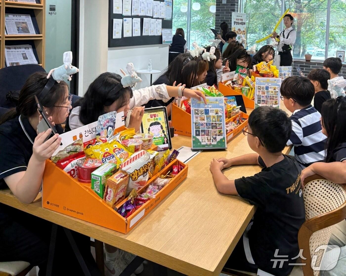 본문 이미지 - 충북 증평교육도서관&#40;관장 하은아&#41;은 26일과 27일 이틀간 &#39;2025년 책봄 증평독서축제&#39;를 학생과 지역주민의 호응 속에 개최했다.&#40;괴산증평교육지원청 제공&#41;/뉴스1