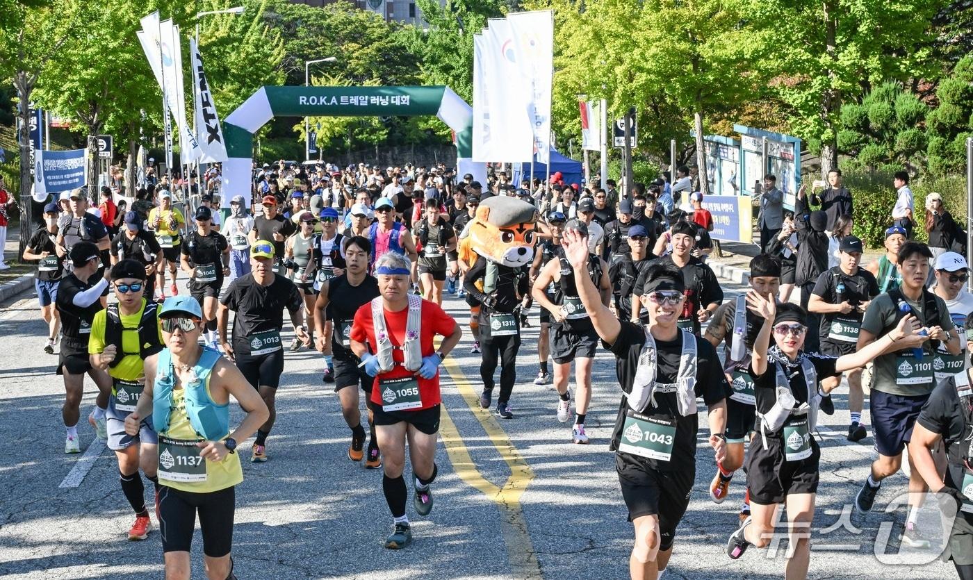  27일 '2025 ROK Army 트레일러닝 10.1 Mile' 대회에서 출발을 앞두고 대회 참가자 및 관계관들이 기념사진을 찍고 있는 모습. 2025.09.27. (육군 제공)