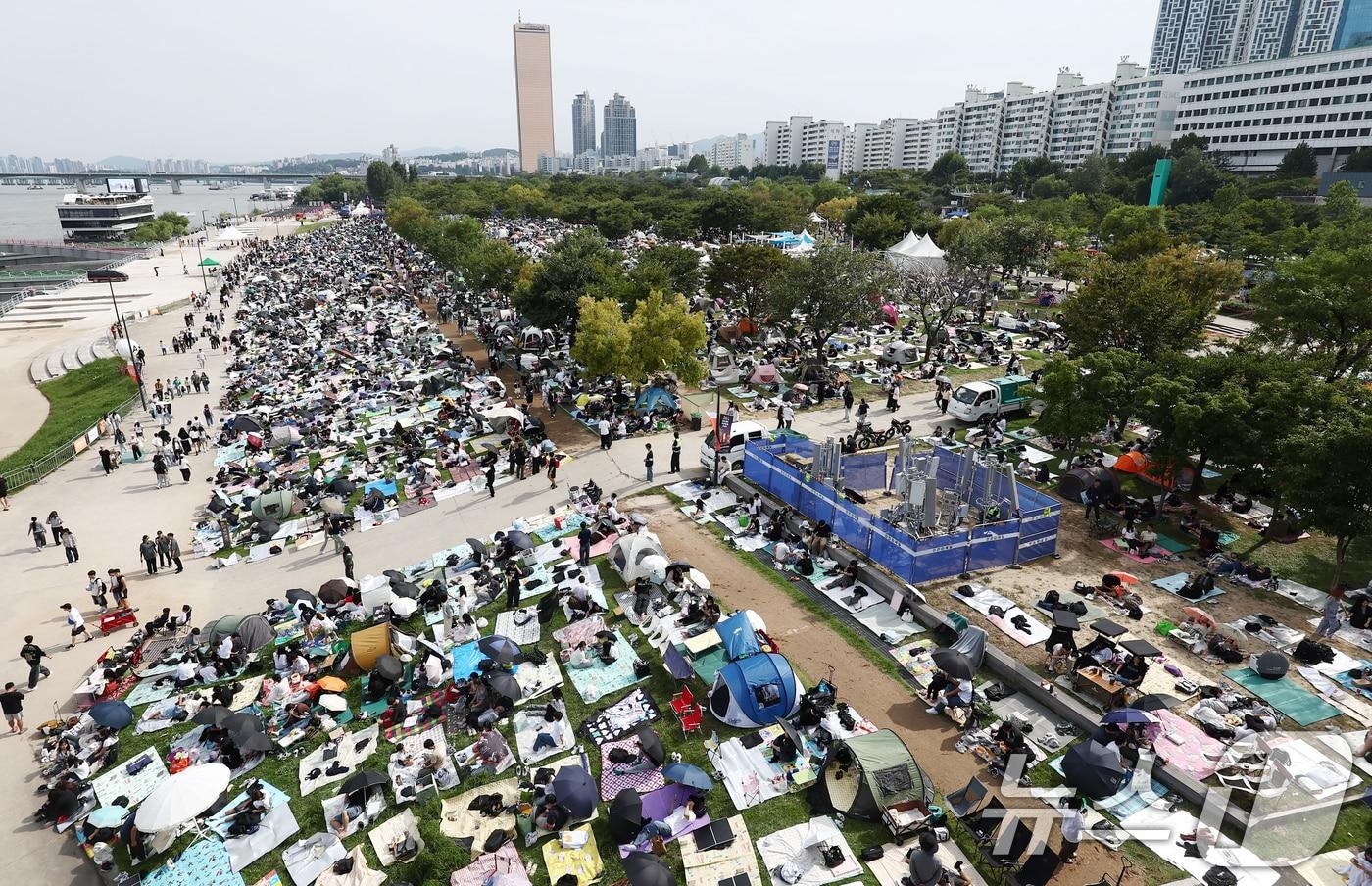본문 이미지 - 서울세계불꽃축제 2025가 열리는 27일 서울 여의도 한강공원에서 시민들이 돗자리를 펴두고 자리를 선점하고 있다. 2025.9.27 ⓒ 뉴스1 김민지 기자
