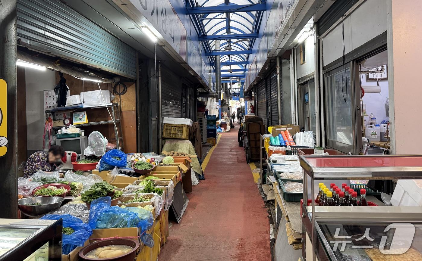  지난 25일 서울 성수동 뚝도시장의 모습 시장 골목길에 손님이 한명도 보이지 않는다.  2025.09.27/뉴스1 ⓒ News1 송송이 기자