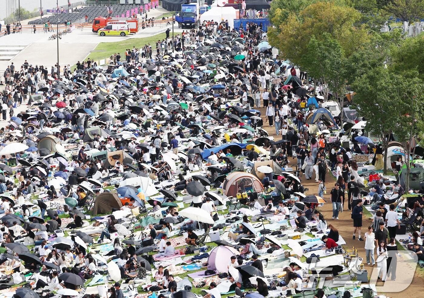 서울세계불꽃축제 2025가 열리는 27일 서울 여의도 한강공원에서 시민들이 돗자리를 펴두고 자리를 선점하고 있다. 2025.9.27/뉴스1 ⓒ News1 김민지 기자