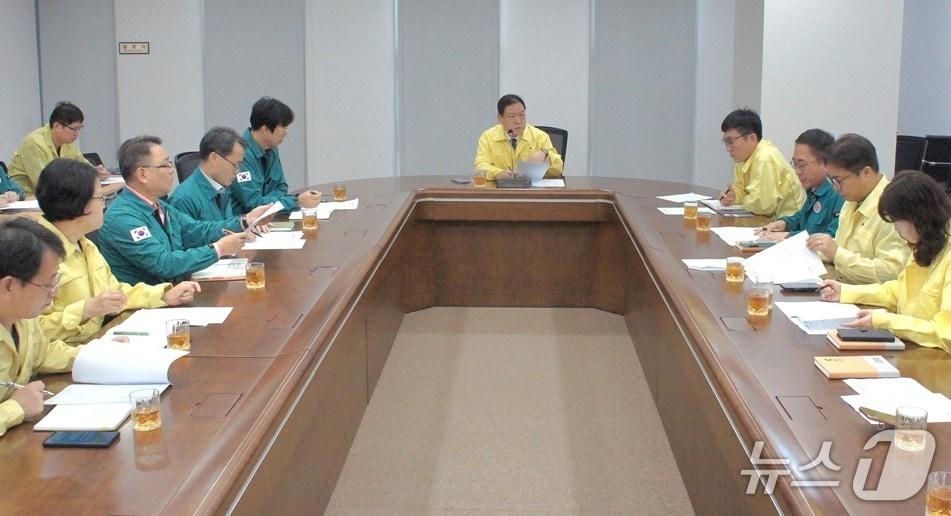 본문 이미지 - 강원 춘천시가 27일 시청사에서 국가전산망 장애에 대한 긴급대응회의를 열고 있다. (춘천시 제공. 재판매 및 DB금지) 2025.9.27/뉴스1