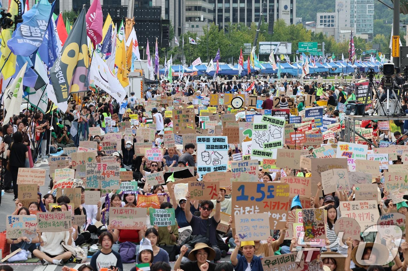 27일 오후 서울 종로구 동십자각 앞에서 열린 &#39;927 기후정의행진&#39;에서 참석자들이 구호를 외치고 있다. 2025.9.27/뉴스1 ⓒ News1 황기선 기자