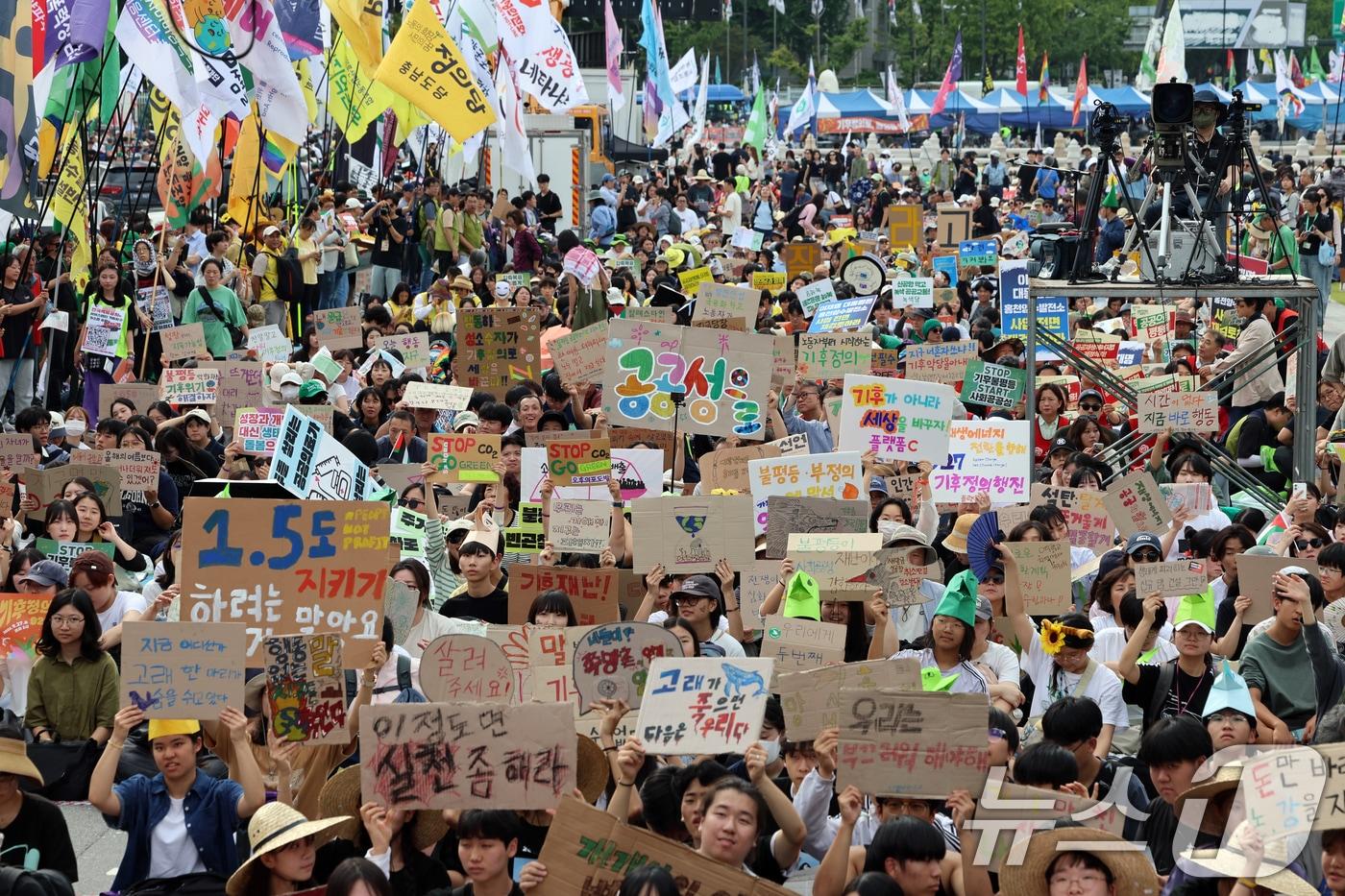 27일 오후 서울 종로구 동십자각 앞에서 열린 &#39;927 기후정의행진&#39;에서 참석자들이 구호를 외치고 있다. 2025.9.27/뉴스1 ⓒ News1 황기선 기자