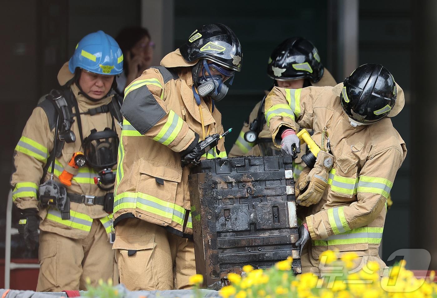 27일 오후 대전 유성구 국가정보자원관리원 화재현장에서 소방당국 관계자들이 소실된 리튬이온배터리에 대한 반출 작업을 하고 있다. 전산 자원을 통합 관리하는 행정안전부 산하 국가정보자원관리원에서 지난 26일 오후 배터리 교체 작업 중 화재가 발생, 정부 온라인 서비스 70개가 마비됐다. 2025.9.27/뉴스1 ⓒ News1 김진환 기자