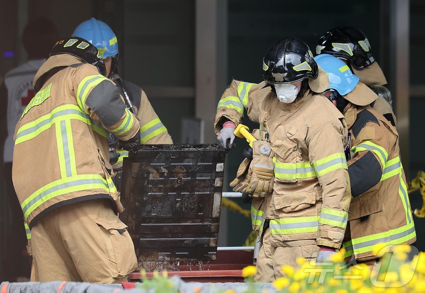 27일 오후 대전 유성구 국가정보자원관리원 화재현장에서 소방당국 관계자들이 소실된 리튬이온배터리에 대한 반출 작업을 하고 있다. 2025.9.27/뉴스1 ⓒ News1 김진환 기자