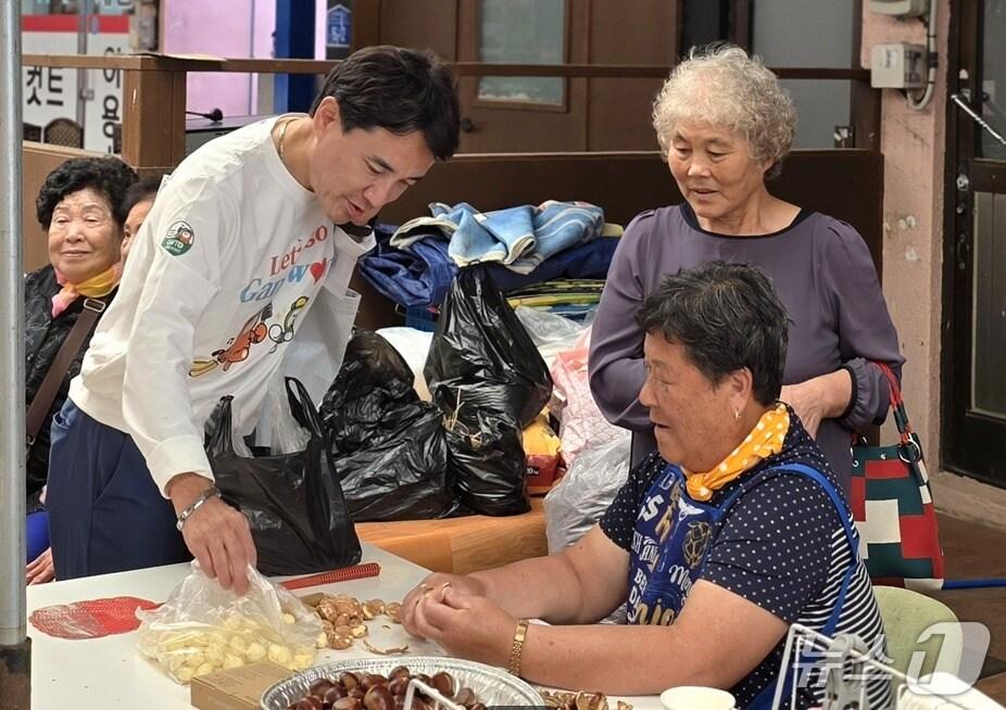 본문 이미지 - 김진태 강원도지사가 오는 추석 전날까지 도내 6개 시군의 10여 개 전통시장에서 추석맞이 장보기 일정을 소화하는 가운데, 일정 첫 날인 27일 고성군 간성전통시장에서 장보기에 나섰다. &#40;강원도 제공. 재판매 및 DB금지&#41; 2025.9.27/뉴스1