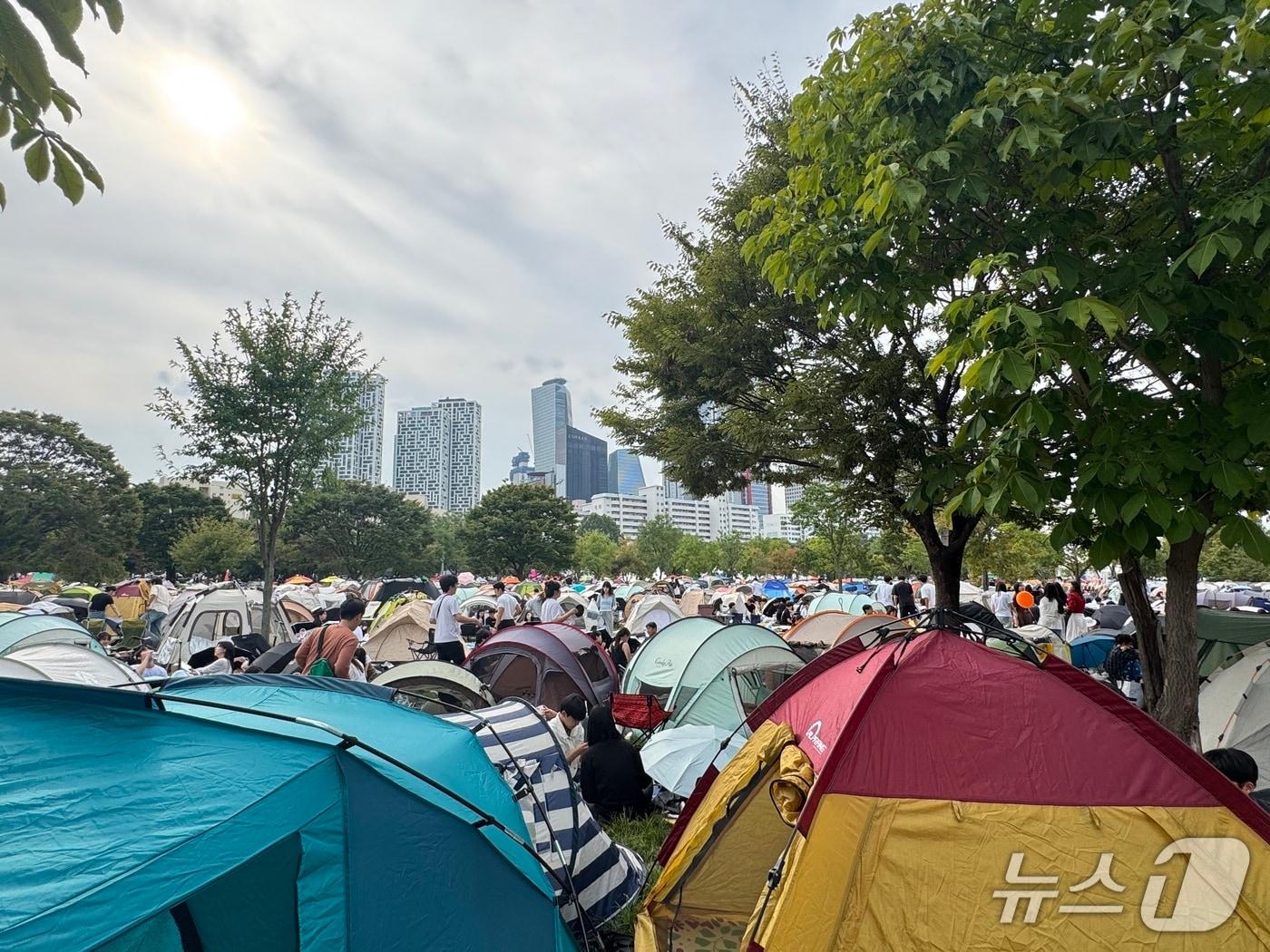 본문 이미지 - 27일 오후 불꽃축제를 앞두고 서울 여의나루역 인근 공원에 시민들이 기다리고 있는 모습. 2025.09.27/뉴스1 ⓒ 뉴스1 송송이 기자