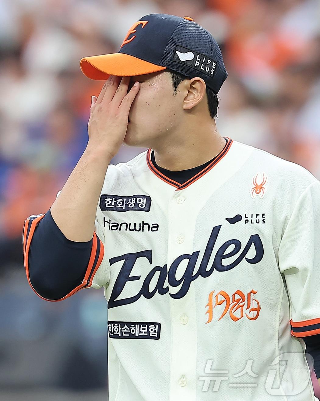 본문 이미지 - 27일 오후 대전 한화생명 볼파크에서 열린 프로야구 &#39;2025 신한 SOL뱅크 KBO 리그&#39; LG 트윈스와 한화 이글스의 경기, 한화 선발 문동주가 1회초 2사 1,2루 상황 강판을 앞두고 아쉬워하고 있다. 2025.9.27/뉴스1 ⓒ News1 김진환 기자