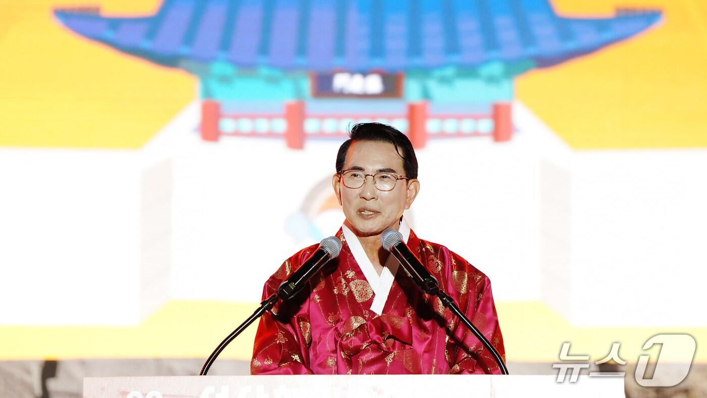 지난 26일 해미읍성 특설무대에서 진행된 제22회 서산해미읍성축제 개막식에서 환영사를 하고 있는 이완섭 서산시장(서산시 제공. 재판매 및 DB금지)2025.9.27/뉴스1