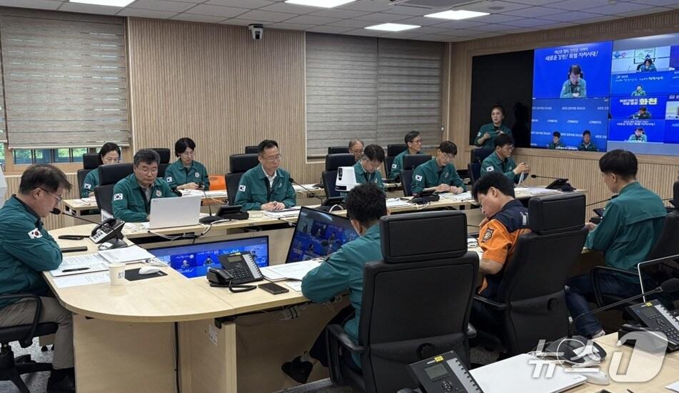 본문 이미지 - 지난 26일 대전에 위치한 국가정보자원관리원 전산실 화재로 전국 주요 기관의 전산망에 장애가 발생한 가운데, 여중협 강원도 행정부지사가 27일 오후 도청에서 대응을 위한 재난안전대책본부 회의를 주재했다. (강원도 제공. 재판매 및 DB금지) 2025.9.27/뉴스1