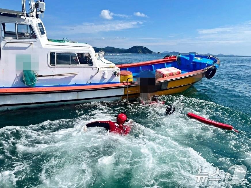 본문 이미지 - 27일 오후 해경이 잠수기 조업을 나갔다가 의식을 잃은 50대 여성 잠수사를 구조하고 있다.(통영해경 제공. 재판매 및 DB금지)