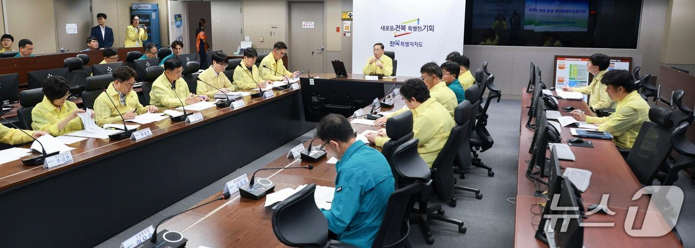 전북도는 27일 도청에서 노홍석 행정부지사 주재로 20개 협업부서와 시·군 부단체장이 참여한 긴급 대책회의를 열고, 도내 시스템 가동 상황을 점검하고 도민 불편 최소화 대책을 논의했다&#40;전북도 제공. 재판매 및 DB금지&#41;2025.9.27/뉴스1