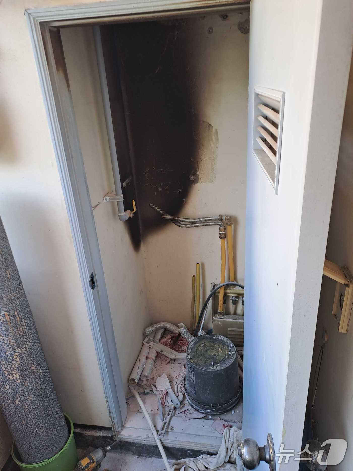 본문 이미지 - 27일 오전 9시쯤 강원 강릉시 노암동 한 아파트에서 가스 시설 공사 중 폭발 사고가 발생, 외국인 근로자 1명이 다쳤다. &#40;강원도소방본부 제공. 재판매 및 DB금지&#41; 2025.9.27/뉴스1