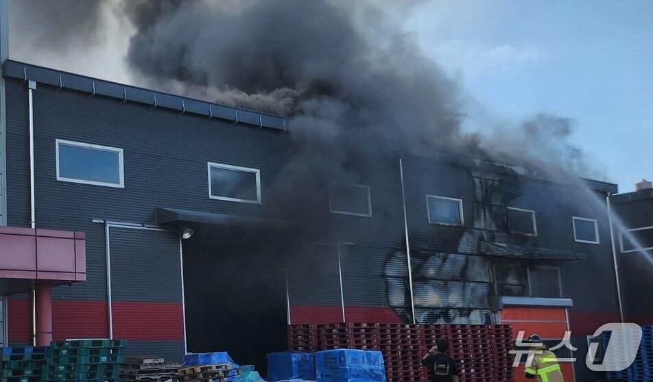 본문 이미지 - 27일 오전 10시 30분쯤 강원 춘천시 퇴계동 소재 퇴계농공단지의 한 공장에서 발생한 화재가 51분 만인 오전 11시 21분쯤 진화됐다. &#40;독자 제공. 재판매 및 DB금지&#41; 2025.9.27/뉴스1