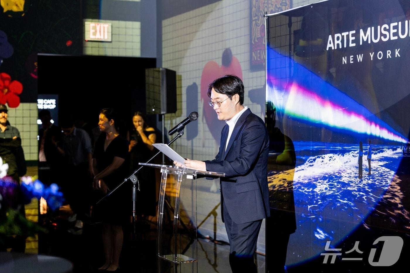 지난 25일 미국 뉴욕 맨해튼 &#39;아르떼뮤지엄뉴욕&#39;에서 열린 개관식에서 이성호 디스트릭트 대표가 인사말을 하고 있다.&#40;디스트릭트 제공&#41;