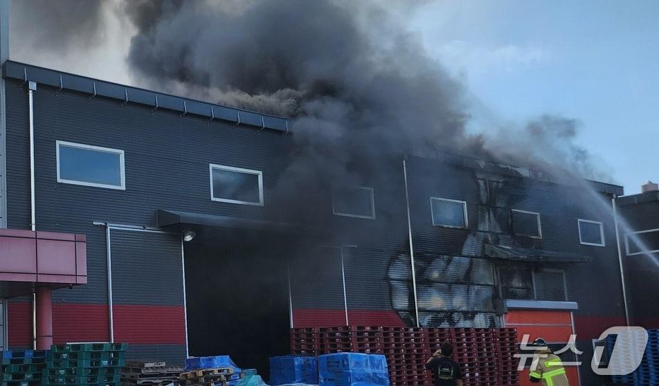 본문 이미지 - 27일 오전 10시 30분쯤 강원 춘천시 퇴계동 소재 퇴계농공단지의 한 공장에서 발생한 화재가 51분 만인 오전 11시 21분쯤 진화됐다. &#40;독자 제공. 재판매 및 DB금지&#41; 2025.9.27/뉴스1