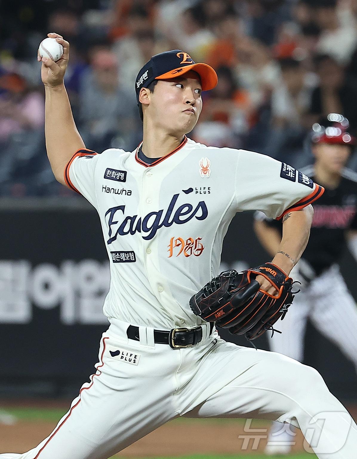 본문 이미지 - 27일 오후 대전 한화생명 볼파크에서 열린 프로야구 &#39;2025 신한 SOL뱅크 KBO 리그&#39; LG 트윈스와 한화 이글스의 경기, 한화 엄상백이 7회초 등판해 힘차게 공을 던지고 있다. 2025.9.27/뉴스1 ⓒ News1 김진환 기자