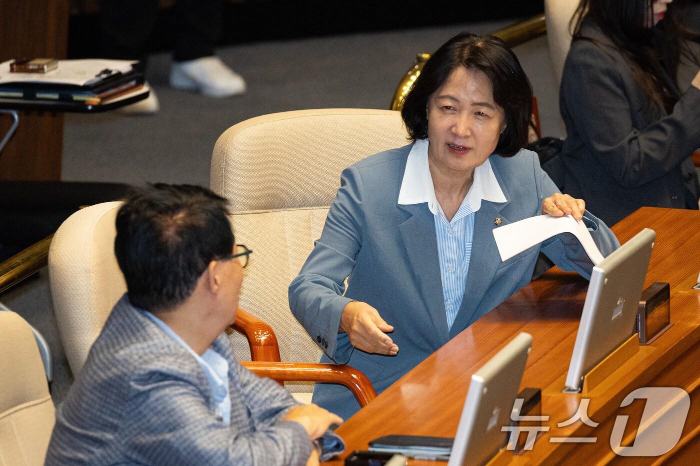 추미애 국회 법제사법위원장과 박지원 더불어민주당 의원이 27일 서울 여의도 국회에서 열린 제429회 국회(정기회) 제9차 본회의에서 인사하고 있다. 2025.9.27/뉴스1 ⓒ News1 유승관 기자