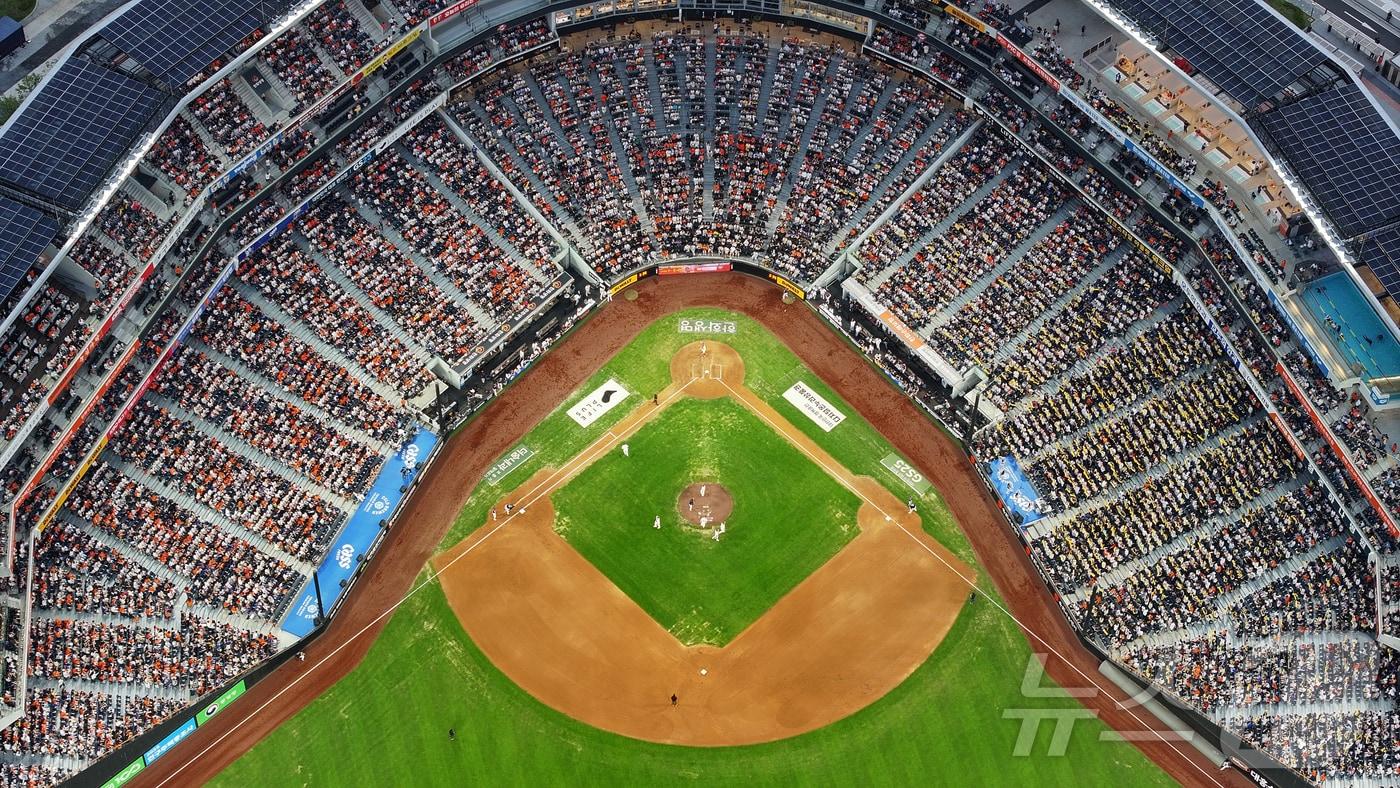 27일 대전 한화생명 볼파크에서 열린 프로야구 &#39;2025 신한 SOL뱅크 KBO 리그&#39; LG 트윈스와 한화 이글스의 경기를 찾은 수많은 야구팬들이 응원을 펼치고 있다. &#40;사진은 기사 내용과 무관함&#41; 2025.9.27/뉴스1 ⓒ News1 자료 사진