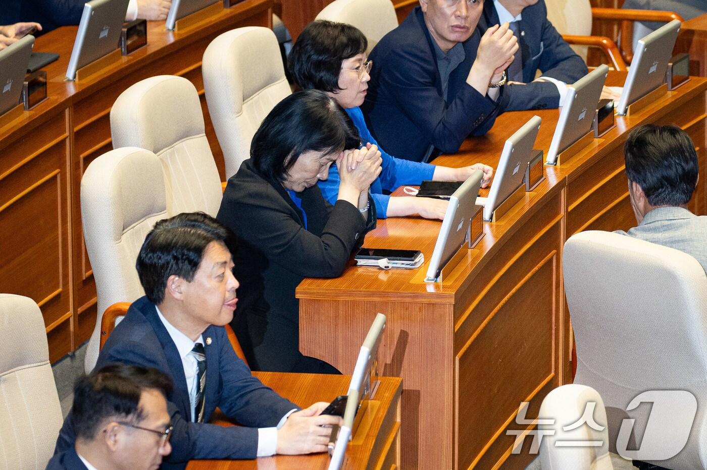 최민희 국회 과학기술정보방송통신위원장이 27일 서울 여의도 국회에서 열린 제429회 국회(정기회) 제9차 본회의에서 방송미디어통신위원회의 설치 및 운영에 관한 법률안(대안)이 재석 177인 중 찬성 176인, 반대 1인으로 가결되자 두 손 모아 기도하고 있다. 2025.9.27/뉴스1 ⓒ News1 유승관 기자
