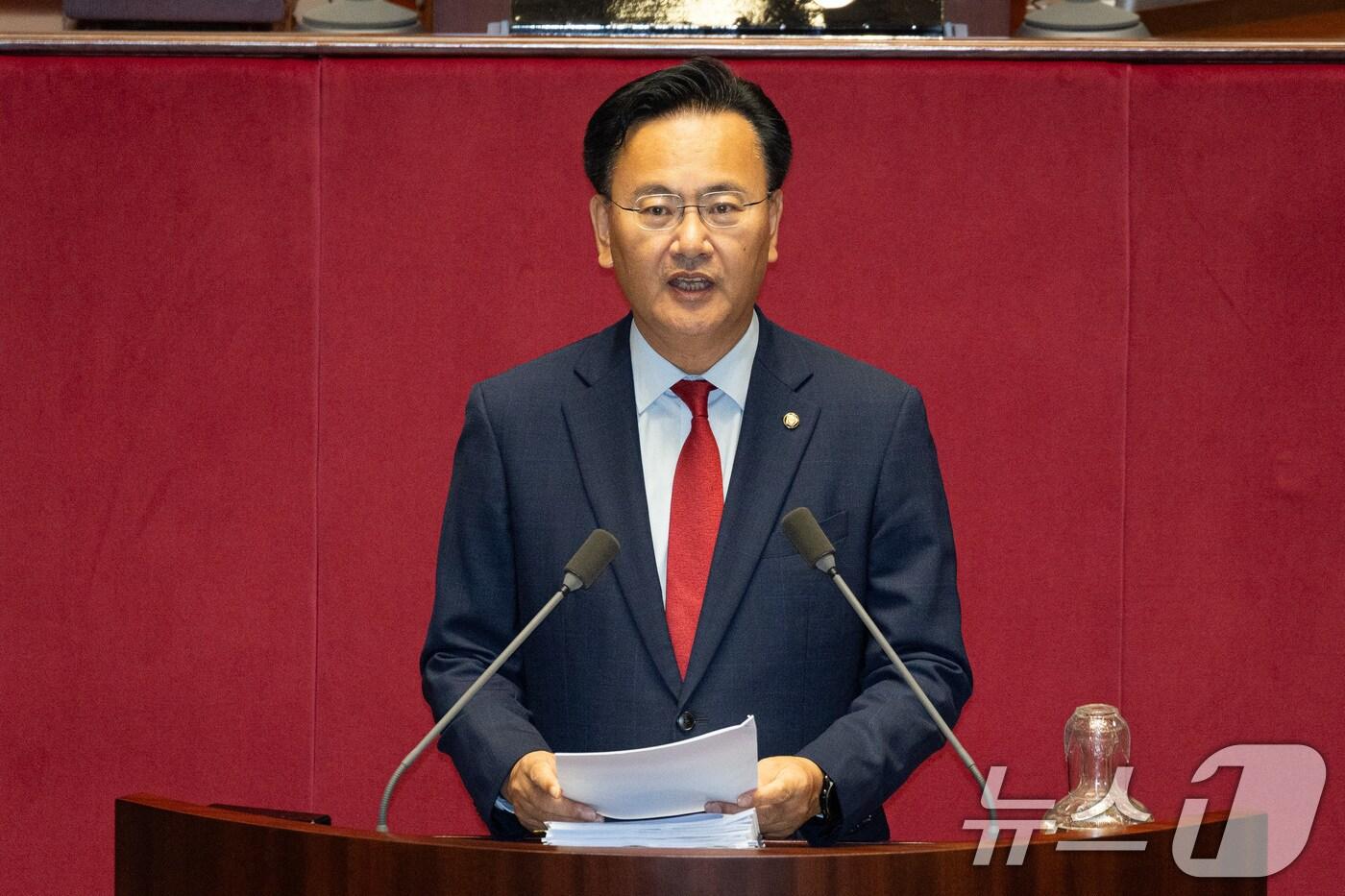 유상범 국민의힘 의원이 27일 서울 여의도 국회에서 열린 제429회 국회&#40;정기회&#41; 제9차 본회의에서 국회법 일부개정법률안&#40;수정안&#41;에 대한 무제한토론&#40;필리버스터&#41;를 하고 있다. 2025.9.27/뉴스1 ⓒ News1 유승관 기자