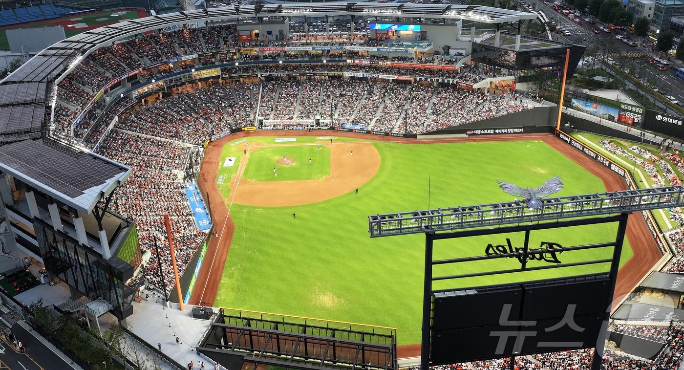 27일 오후 대전 한화생명 볼파크에서 열린 프로야구 &#39;2025 신한 SOL뱅크 KBO 리그&#39; LG 트윈스와 한화 이글스의 경기를 찾은 수많은 야구팬들이 응원을 펼치고 있다. 한국야구위원회&#40;KBO&#41;는 이날 열린 2025 신한 SOL 뱅크 KBO리그 SSG 랜더스-두산 베어스&#40;잠실&#41;, LG 트윈스-한화 이글스&#40;대전&#41;, NC 다이노스-KIA 타이거즈&#40;광주&#41; 경기에 총 5만5천695명의 관중이 입장했다고 발표했다. 이로써 올 시즌 누적 관중 1천201만9천267명&#40;평균 1만7천097명&#41;을 기록해 프로야구 출범 44년 만에 최초로 시즌 관중 1천200만명을 넘어섰다. 2025.9.27/뉴스1 ⓒ News1 김진환 기자