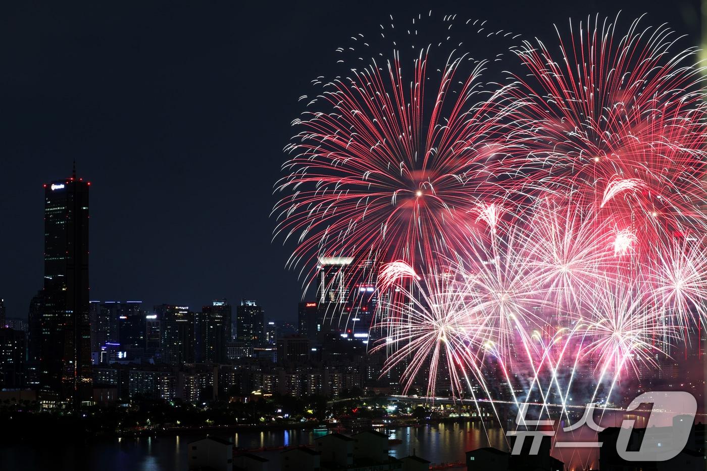 27일 오후 서울 여의도 한강공원 일대에서 열린 '2025 서울세계불꽃축제'에서 화려한 불꽃이 밤하늘을 수놓고 있다. 2025.9.27/뉴스1 ⓒ News1 황기선 기자