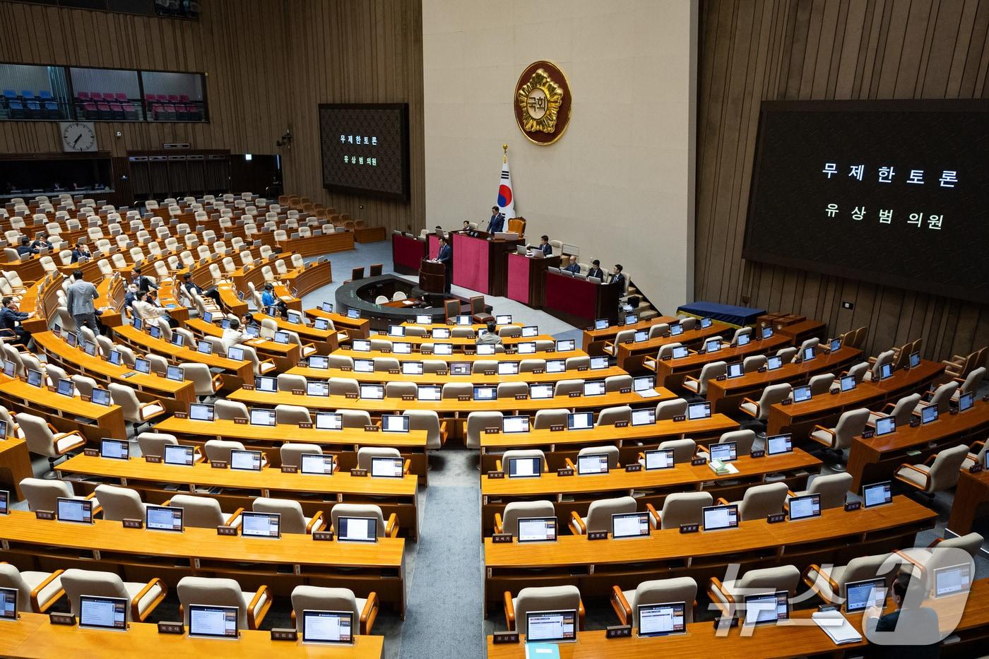 유상범 국민의힘 의원이 지난 27일 서울 여의도 국회에서 열린 제429회 국회(정기회) 제9차 본회의에서 국회법 일부개정법률안(수정안)에 대한 무제한토론(필리버스터)를 하고 있다. 2025.9.27/뉴스1 ⓒ News1 유승관 기자