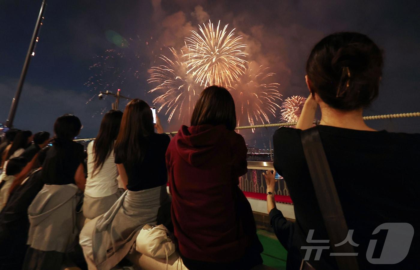 본문 이미지 - 27일 서울 여의도 마포대교에서 시민들이 '2025 서울세계불꽃축제'를 보고 있다. 2025.9.27 ⓒ 뉴스1 김민지 기자
