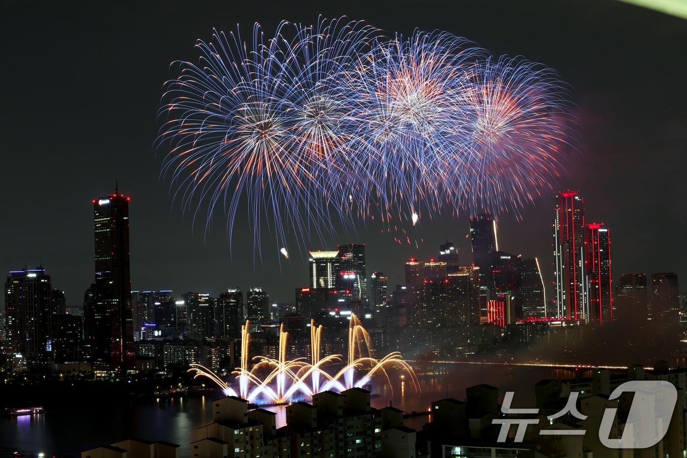 본문 이미지 - 서울 여의도 한강공원 일대에서 열린 '2025 서울세계불꽃축제'에서 화려한 불꽃이 밤하늘을 수놓고 있다. 2025.9.27 ⓒ 뉴스1 황기선 기자
