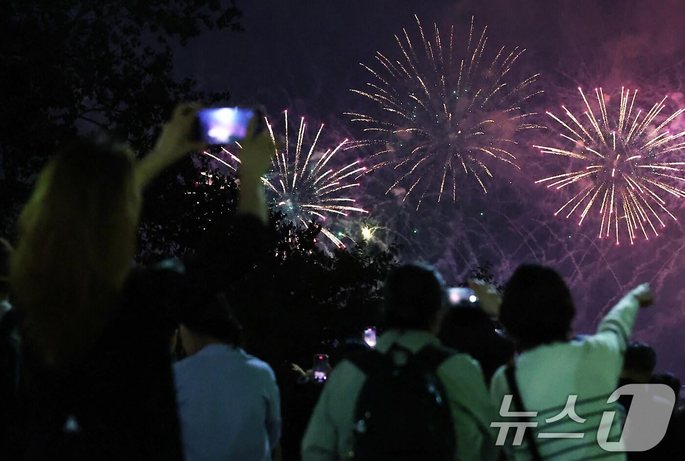 27일 서울 여의도 한강공원 일대에서 열린 &#39;2025 서울세계불꽃축제&#39;에서 시민들이 화려한 불꽃쇼를 보고 있다. 2025.9.27/뉴스1 ⓒ News1 김민지 기자