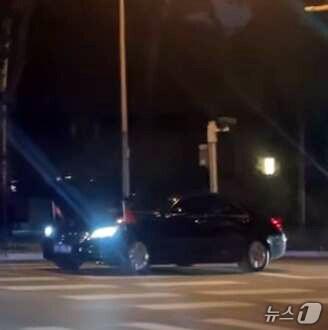 본문 이미지 - 최선희 북한 외무상이 탑승한 것으로 추정되는 차량이 27일(현지시간) 중국 베이징 소재 북한대사관으로 향하고 있다. 2025.9.27/뉴스1 ⓒ News1 베이징 공동취재단