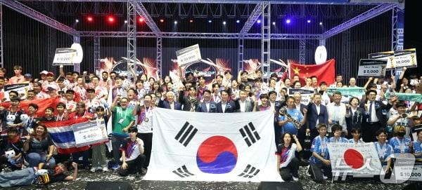 본문 이미지 - 27일 전주월드컵경기장에서 ‘2025 전주드론축구월드컵 시상식’이 개최됐다.(전주시 제공, 재판매 및 DB 금지)/뉴스1