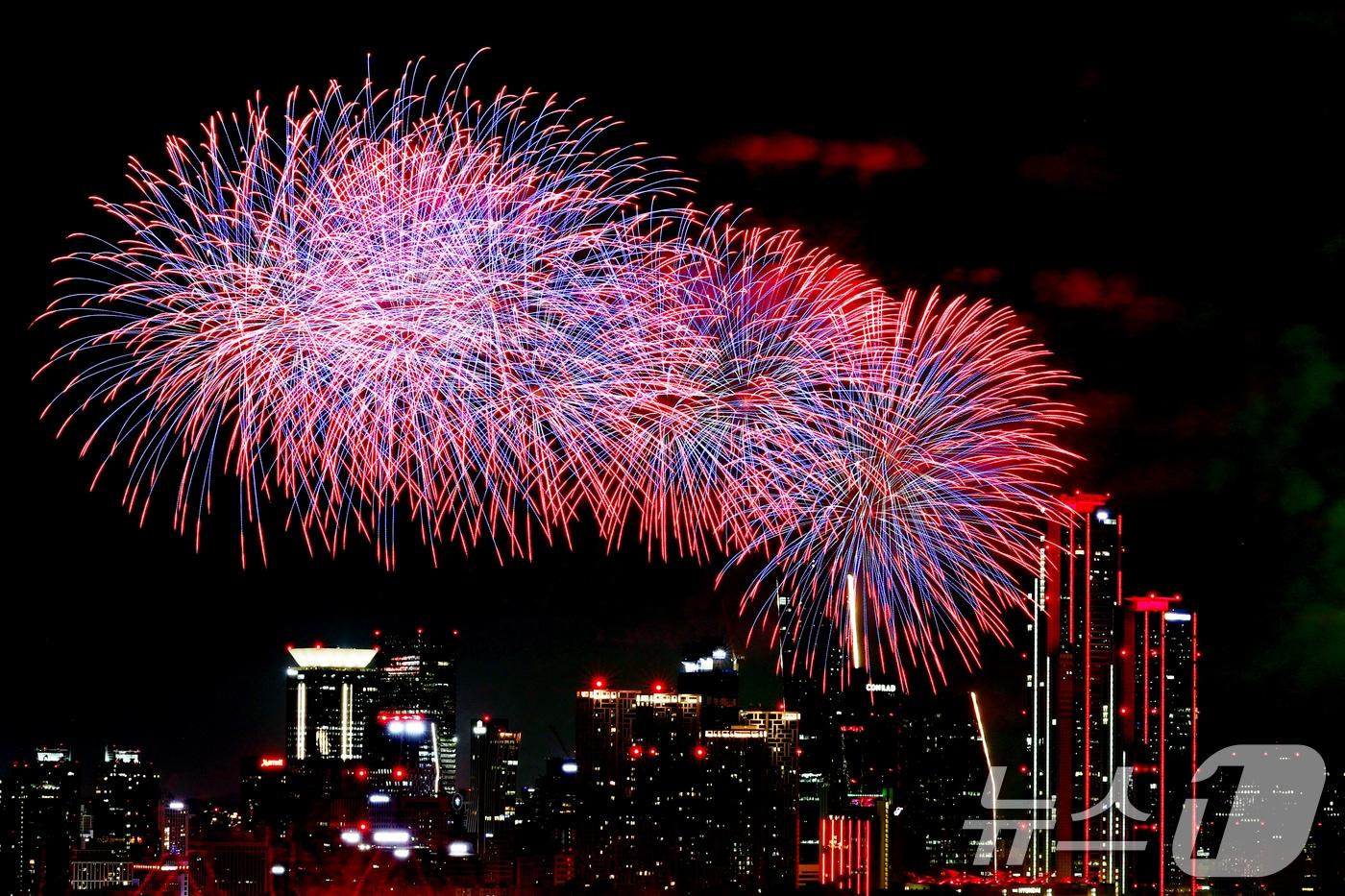 본문 이미지 - 사진은 지난해 열린 '2025 서울세계불꽃축제'.  ⓒ 뉴스1 황기선 기자