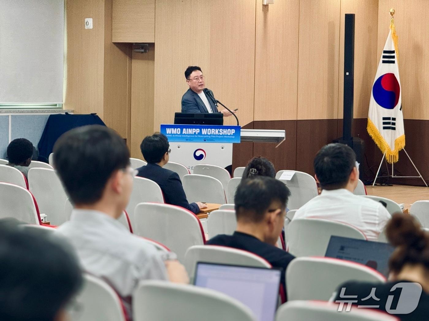 본문 이미지 - 최재식 KAIST 김재철AI 대학원 석좌교수가 설명가능 인공지능에 대해 소개하고 있다. ⓒ 뉴스1 황덕현 기자