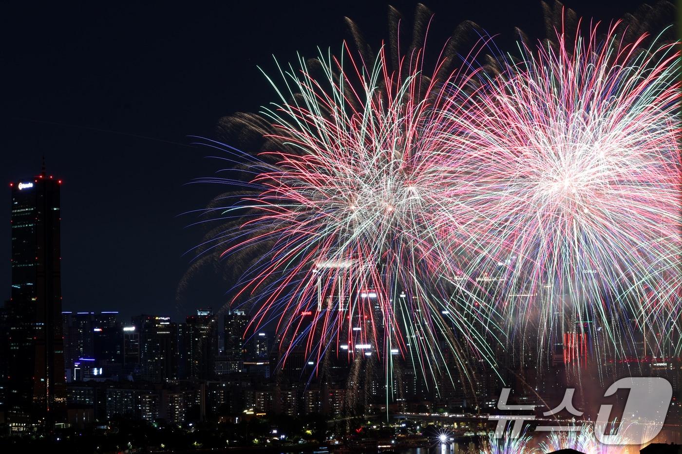 27일 오후 서울 여의도 한강공원 일대에서 열린 &#39;2025 서울세계불꽃축제&#39;에서 화려한 불꽃이 밤하늘을 수놓고 있다. 2025.9.27/뉴스1 ⓒ News1 황기선 기자