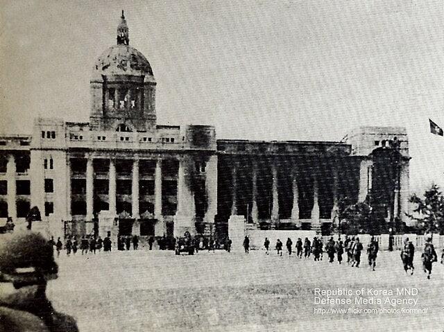 본문 이미지 - 대한민국 국군 중앙청 입성. (출처: Republic of Korea Armed Forces, 1950, CC BY-SA 2.0 <https://creativecommons.org/licenses/by-sa/2.0>, via Wikimedia Commons)