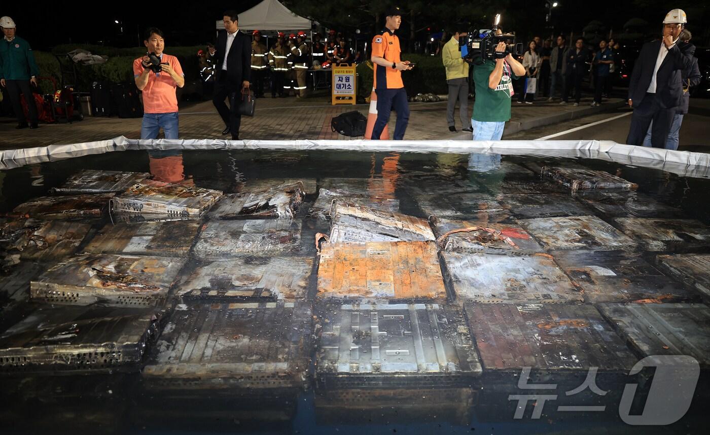 지난 27일 대전 유성구 국가정보자원관리원 화재 현장에 불에 탄 리튬이온 배터리가 소화 수조에 담겨 있다. 2025.9.27/뉴스1 ⓒ News1 김진환 기자
