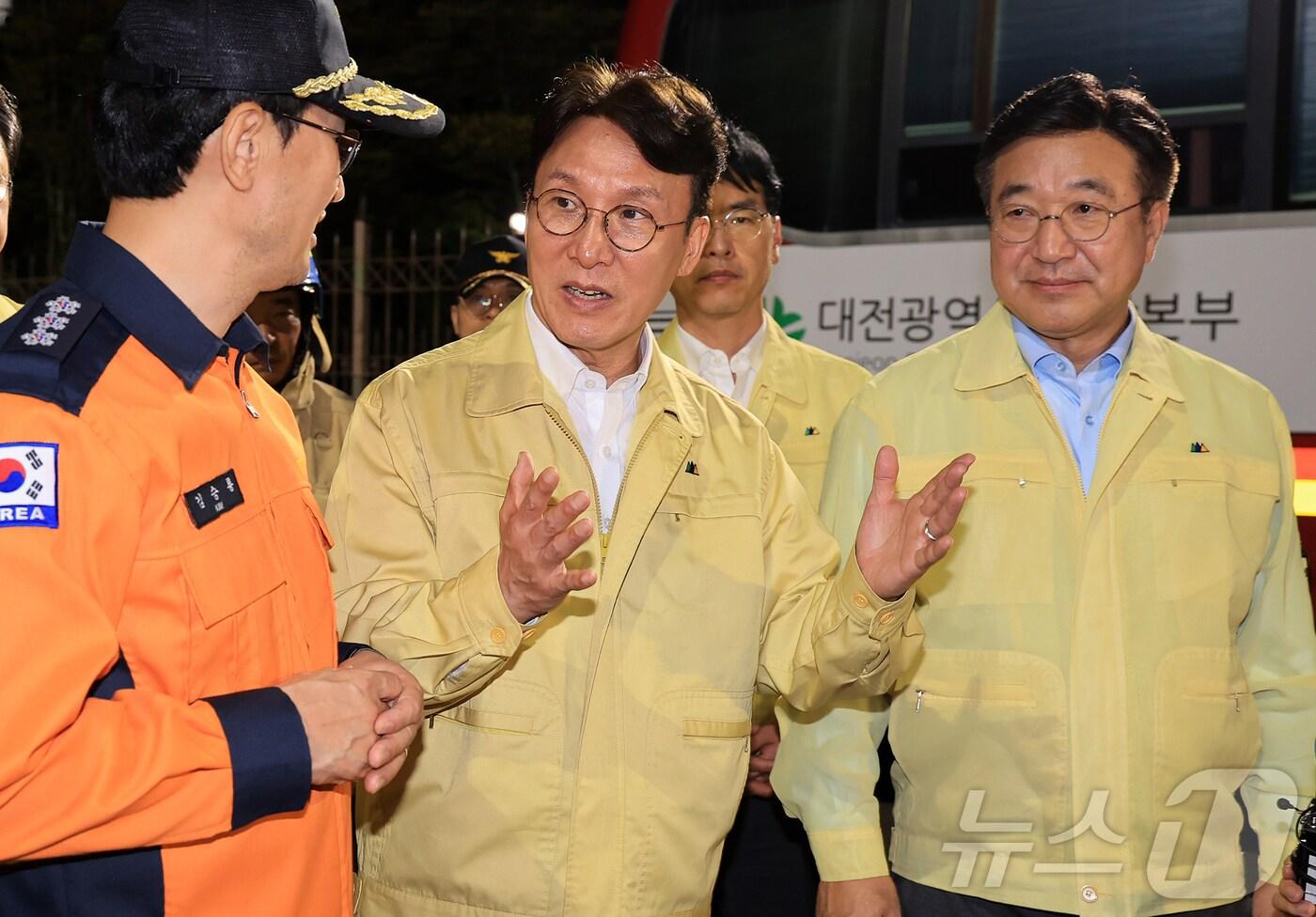 김민석 국무총리와 윤호중 행정안전부 장관이 27일 대전 유성구 국가정보자원관리원 화재 현장을 찾아 피해 상황 등을 살피고 있다. 2025.9.27/뉴스1 ⓒ News1 김진환 기자