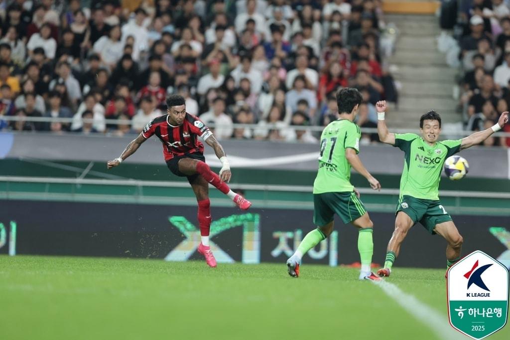 본문 이미지 - 제시 린가드&#40;왼쪽&#41;&#40;한국프로축구연맹 제공&#41; 