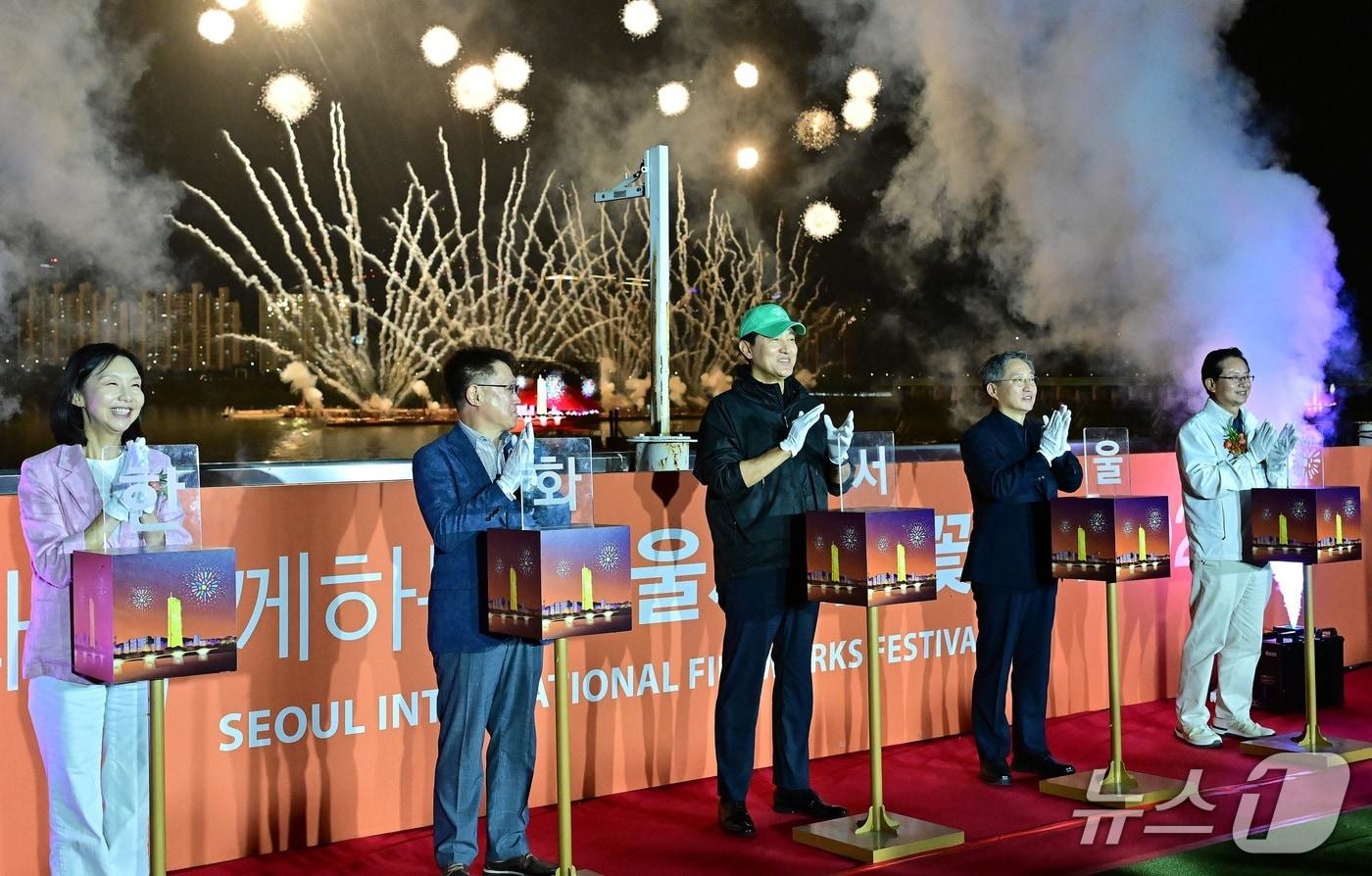 오세훈 서울시장이 27일&#40;토&#41; 여의도한강공원에서 열린 「서울세계불꽃축제 2025」에서 축제 시작을 알리는 터치버튼 세리머니를 하고 있다. &#40;서울시 제공&#41;